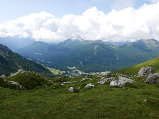 Fototapeta na wymiar bella vista delle montagne Dolomitiche in estate
