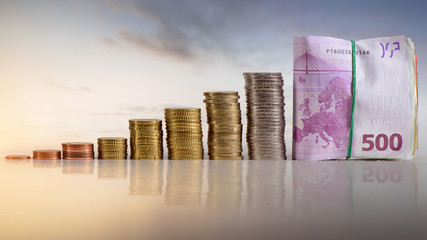  Rente - Euromünzen gestapelt zu einem Wachstumchart