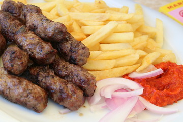Cevapcici mit Pommes Frites