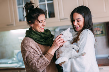  Girlfriends with cat