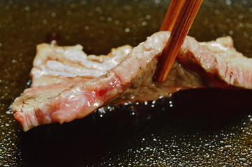 カルビ肉の鉄板焼き