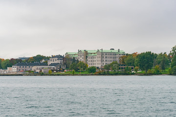 Obraz premium Beautiful city skyline along St Lawrence River
