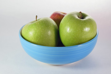 Manzanas verdes y roja en un tazón 