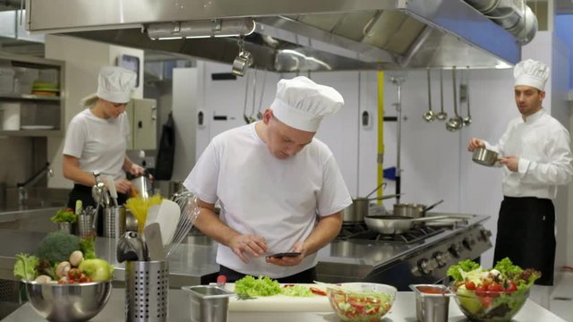 cook warn about using smartphone in kitchen by chef