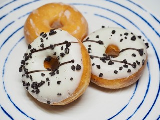 접시에 담긴 도너츠 