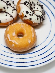 접시에 담긴 도너츠 