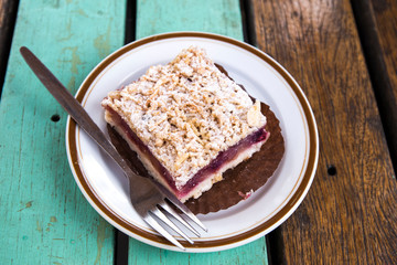 strawberry and apple crumble cake