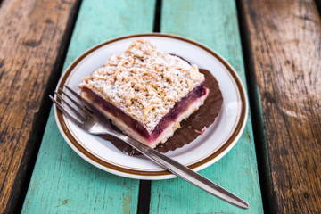 strawberry and apple crumble cake