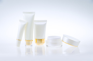 Set of cosmetic containers