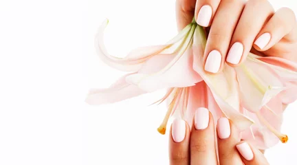Foto op Canvas schoonheid delicate handen met manicure met bloemlelie close-up geïsoleerd © iordani