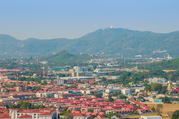 Naklejka premium Piękny widok na krajobraz miasta Phuket z punktu widzenia Khao Rang, małe wzgórze w mieście Phuket, Tajlandia.