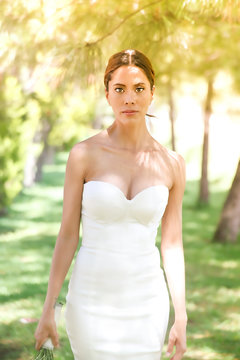 h&uuml;bsche Frau in einem Brautkleid