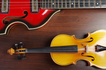 Obraz na płótnie Canvas Violin and bass guitar on the table