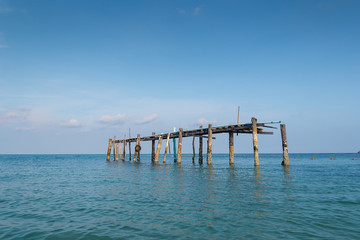 Obraz premium Wooen jetty was abandoned. Located by the beach Stretching into the sea.