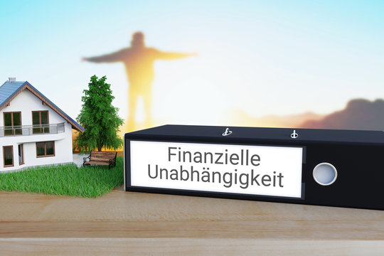 Finanzielle Freiheit. Akten-Ordner beschriftet mit dem Begriff Finanzielle Unabhängigkeit liegt neben einem Haus-Modell auf einem Schreibtisch. Silhouette und Sonnenuntergang im Hintergrund.