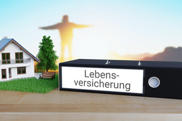 Absicherung im Sterbefall. Ordner beschriftet mit dem Wort Lebensversicherung liegt neben einem Haus-Modell auf einem Schreibtisch. Silhouette und Sonnenuntergang im Hintergrund. © MQ-Illustrations
