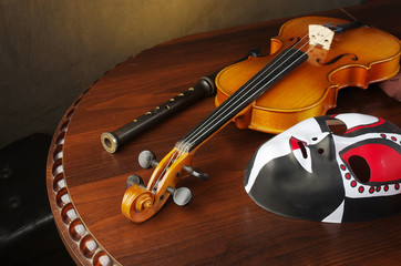 Violin, flute, theatrical masks, tambourine, maracas.