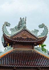 Obraz premium Chinese temples. Colorful roof detail shape dragons.