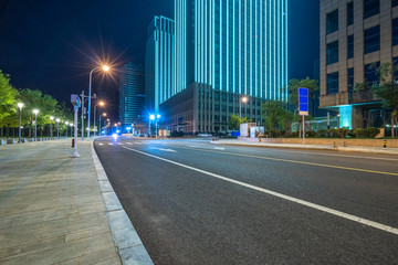 Obraz premium Empty asphalt road through modern city in Shanghai, China.
