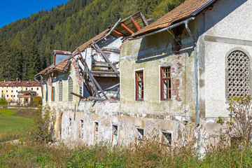 Lost Place, Ruine, verfallene Gebäude in Prags, Südtirol