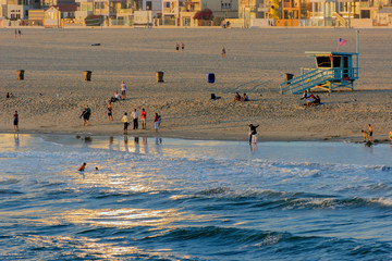 Playa de Santa Monica, California, flejo del sol en el agua al atardecer