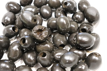 OLIVES NOIRES DENOYAUTEES SUR FOND BLANC