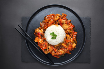 Kuchnia wschodu, Kurczak w sosie z warzywami z białym ryżem.