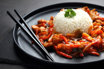 Fototapeta Kurczak w sosie słodko kwaśnym z białym ryżem. obraz