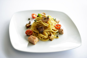 spaghetti tonno e pomodorini ciliegino 