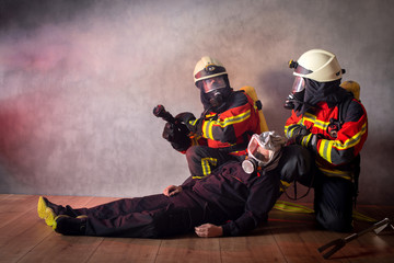 Rettungseinsatz Feuerwehr, Atemschutztrupp, Menschenrettung mit Rettungsmaske und Rettungsschlaufe