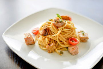 spaghetti tonno e pomodorini ciliegino 