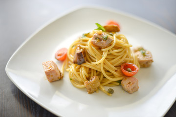 spaghetti tonno e pomodorini ciliegino 