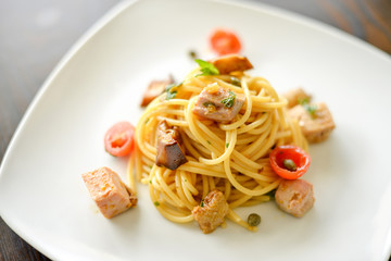 spaghetti tonno e pomodorini ciliegino 