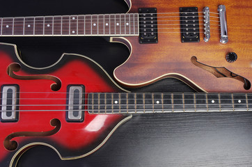 Obraz na płótnie Canvas Acoustic guitar and red rose