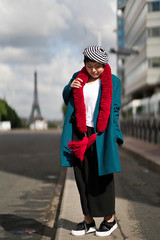 Femme marchant dans la rue avec tour eiffel en arrière plan