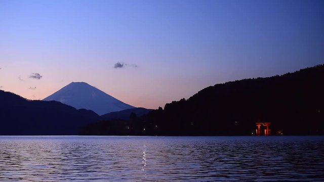 黄昏時の富士山と芦ノ湖畔の箱根神社の鳥居