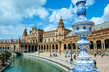 Naklejka premium Close-up shot of a feature on a bridge on Plaza de Espana in Seville