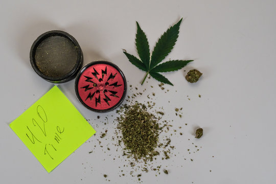 219 fotos e imágenes de Cannabis Grinder - Getty Images
