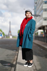 Femme marchant dans la rue avec tour eiffel en arrière plan
