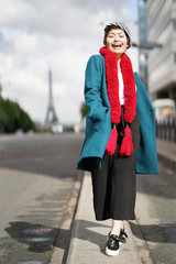 Femme marchant dans la rue avec tour eiffel en arrière plan