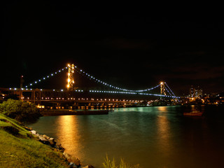 Fototapeta na wymiar Puente Hercilio Luz por la noche