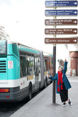 Femme; panneaux parisiens et bus RATP