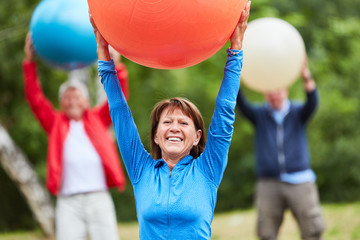 Senior Frau trainiert Fitness mit Gymnastikball