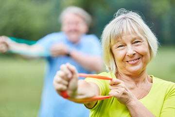 Senior Frau trainiert mit einem Elastikband