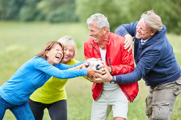 Gruppe Senioren beim Spiel mit einem Fußball