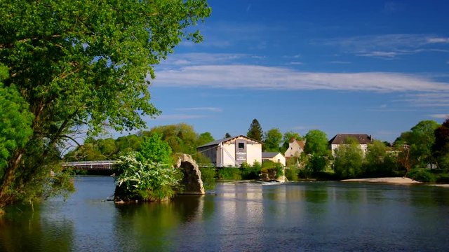 Dole roemische Bruecke und Fluss Doubs in Frankreich