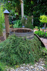 Altes Holzfass, Brunnen im Garten