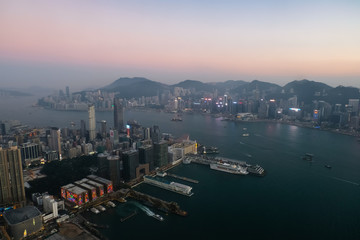 Fototapeta na wymiar 香港 スカイ100（環球貿易広場）からの夕景