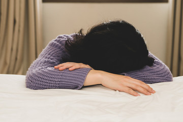 仮眠する女性