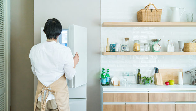 冷蔵庫を開ける男性